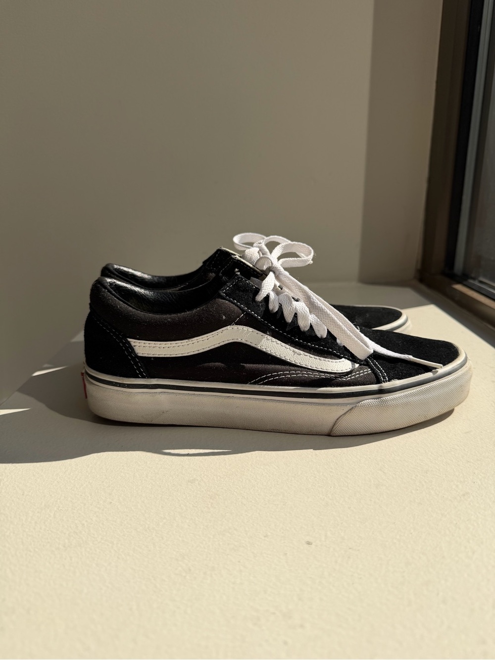 Vans Unisex Old Skool Skate Shoes in Black/White